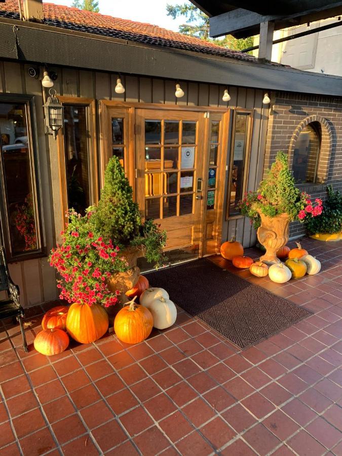 Coachman Inn Оук-Харбор Экстерьер фото