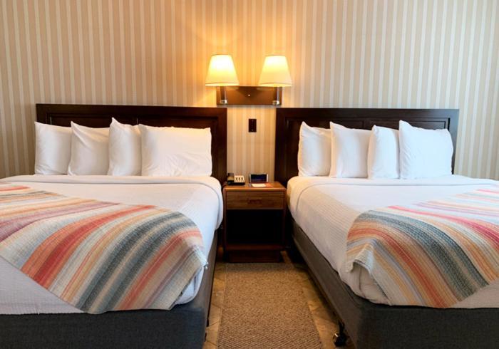 Coachman Inn Оук-Харбор Экстерьер фото